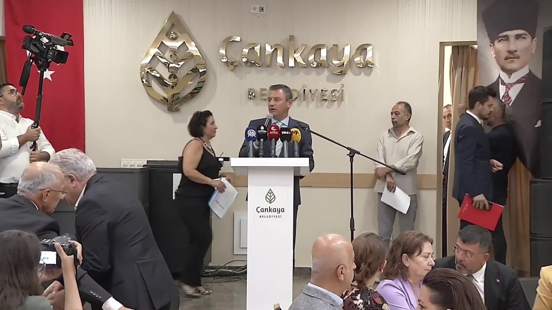 Özgür Özel, 10 Ekim Derneği’nde konuştu: “Gün gelecek katiller ve katilleri koruyanlar teker teker hesap verecekler. O günü yaşayacağımıza ant olsun”