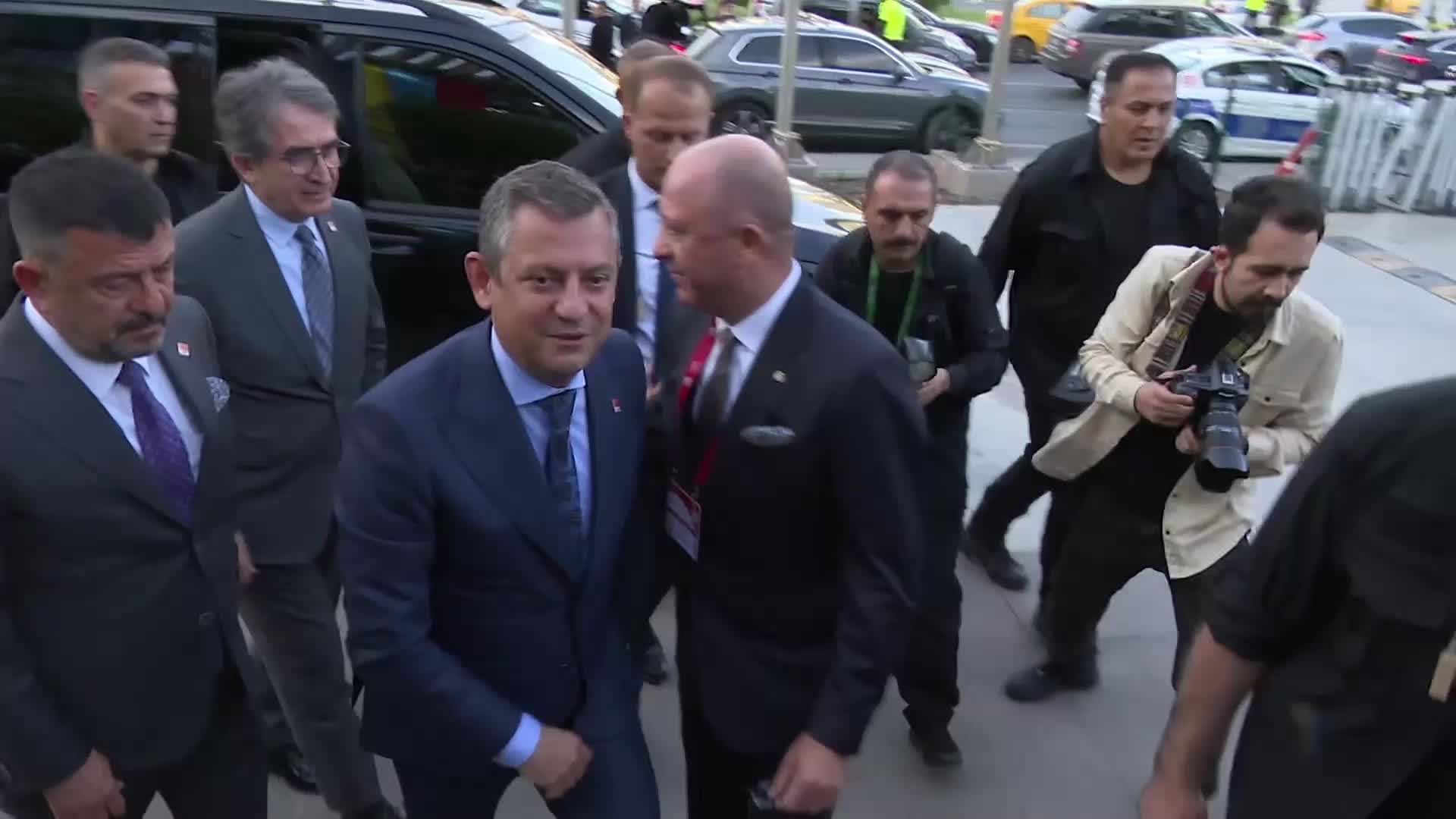 ÖZGÜR ÖZEL: "ANAYASA TARTIŞMALARININ SORUNLARI ÖRTÜP GÖRÜNMEZ KILACAK BİR GÜNDEM ETKİSİ YAPMASINA TAMAMEN KARŞIYIZ"