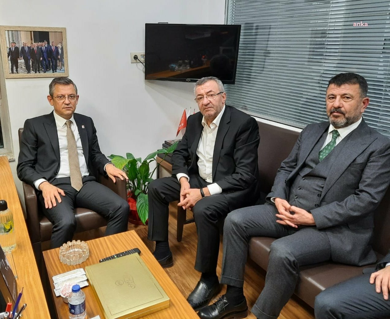 ÖZGÜR ÖZEL, BABASINI KAYBEDEN ENGİN ALTAY'A BAŞSAĞLIĞI ZİYARETİNDE BULUNDU