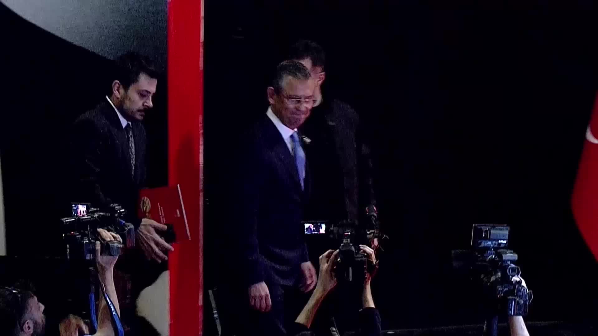 ÖZGÜR ÖZEL: “CHP ARTIK BAŞININ ÜZERİNDEKİ GÖRÜNMEZ YÜZDE 25’LİK TAVANI SÖZ VERDİĞİMİZ GİBİ KIRMIŞTIR, TUZLA BUZ ETMİŞTİR”