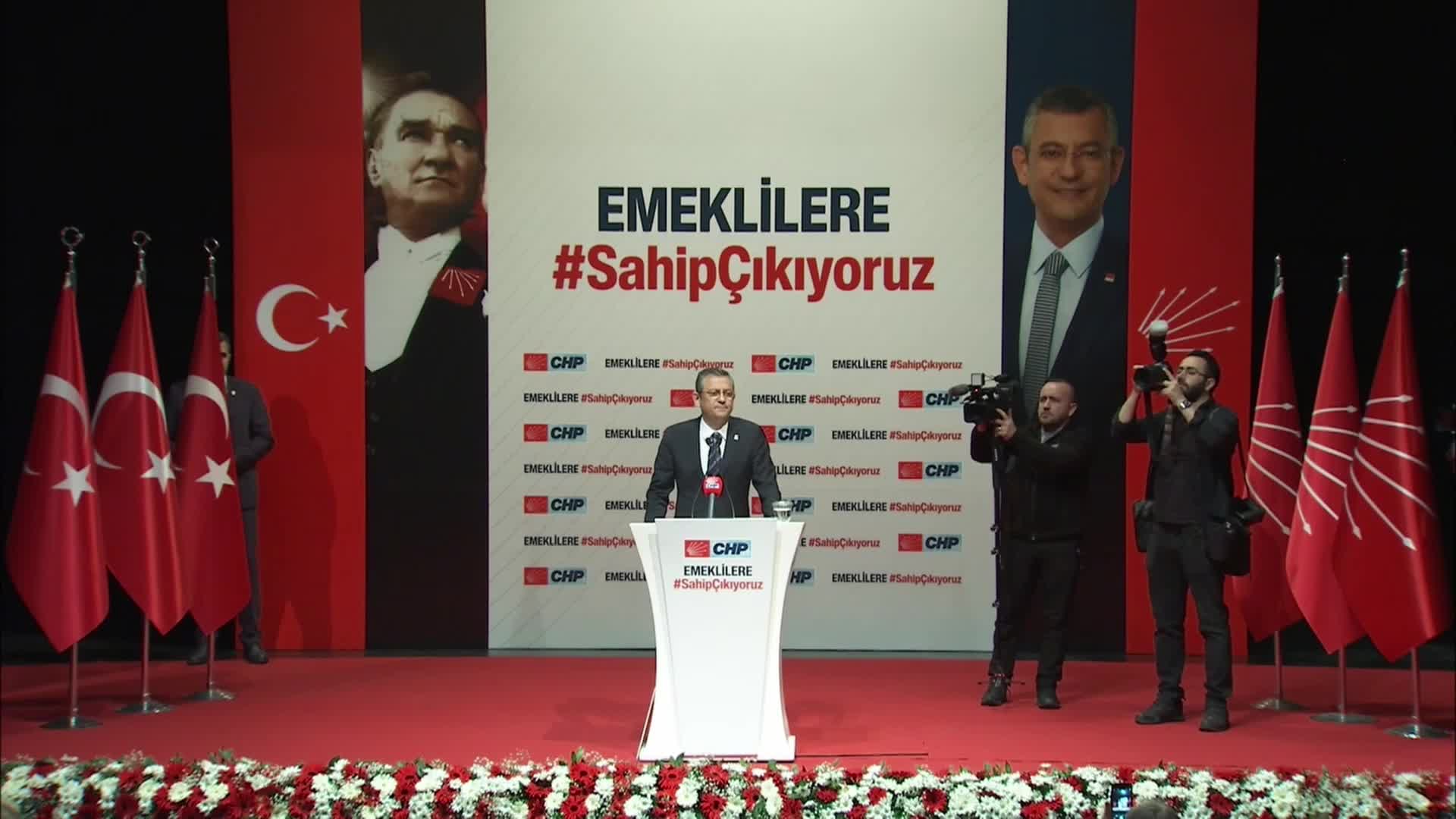 ÖZGÜR ÖZEL EMEKLİLERLE BULUŞTU: “BUGÜNE KADAR HEP EZİLDİNİZ. HEP UNUTULDUNUZ, İHMAL EDİLDİNİZ. HEP BİR MESELE VARDI, SİZİN SORUNUNUZDAN ÖNEMLİYDİ. BUNDAN SONRA SİZİN SORUNUNUZDAN DAHA ÖNEMLİ BİR SORUN YOK”