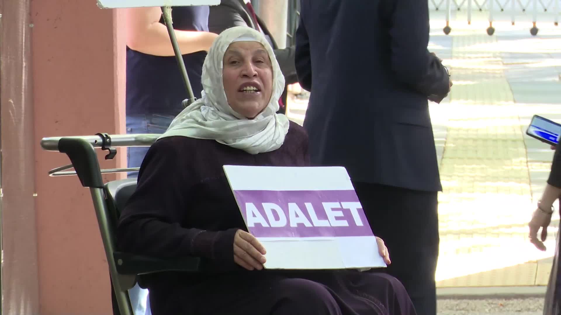Özgür Özel, Emine Şenyaşar’ı ziyaret etti: “Önümüzdeki hafta Cumhurbaşkanı’na bu konuyu doğrudan ileteceğim”
