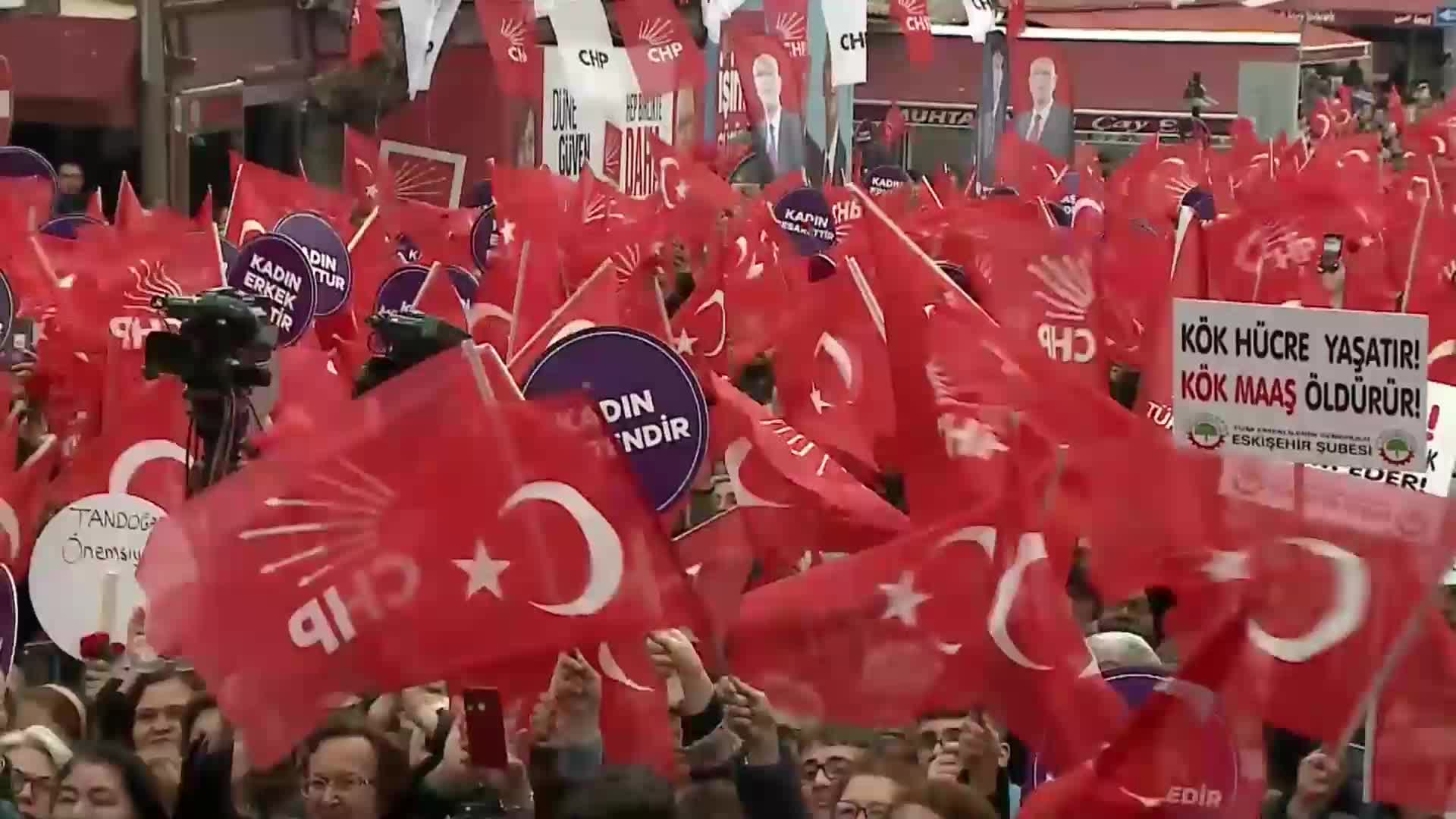 ÖZGÜR ÖZEL ESKİŞEHİR’DE... “ZÜBÜĞÜN ANLAMINA BAKMAK İÇİN SÖZLÜK YOLLAMAYA GEREK YOK, TAYYİP ERDOĞAN’A BİR AYNA YOLLAYIN, ONA BAKSIN. ZÜBÜĞÜ ORADA GÖRÜR”