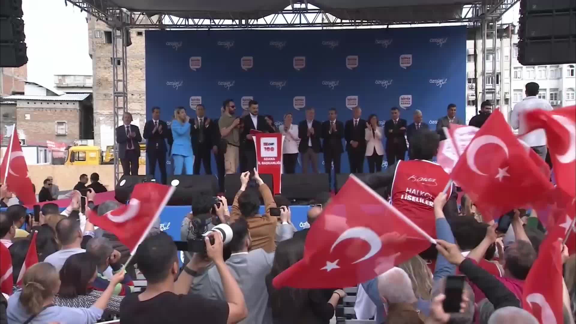ÖZGÜR ÖZEL: "EY TAYYİP ERDOĞAN, BUNDAN SONRA BU STAJ MAĞDURLARI, ÇIRAKLIK MAĞDURLARI HAKKINI ALANA KADAR, ONLARLA BİRLİKTE MÜCADELE EDECEĞIZ, İKİ ELİM YAKANDADIR