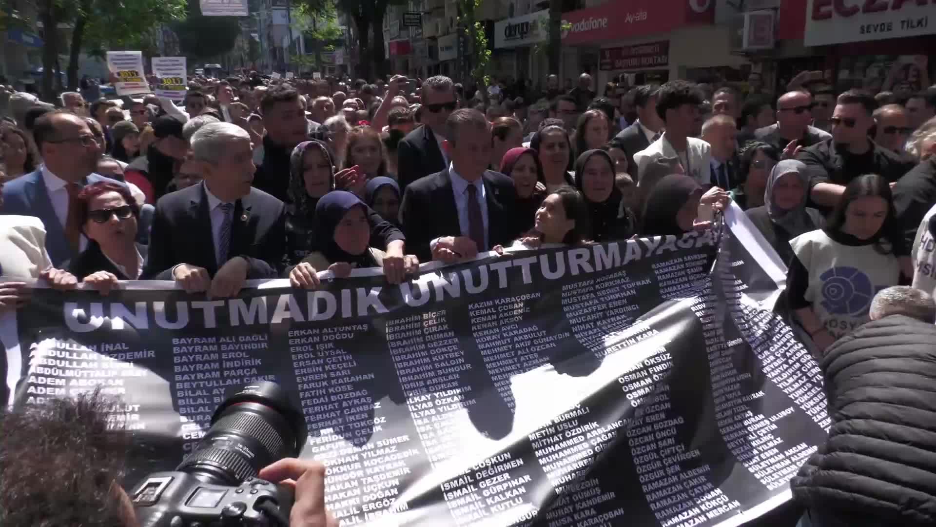 ÖZGÜR ÖZEL, FACİANIN 10. YIL DÖNÜMÜNDE SOMA'DA EMEKÇİLERE ÇAĞRI YAPTI: "ÖLMEMEK İÇİN ÖRGÜTLENİN, SENDİKALI OLUN. HAKKINIZI ARAYACAK BİR YERDE ÖRGÜTLENİN"