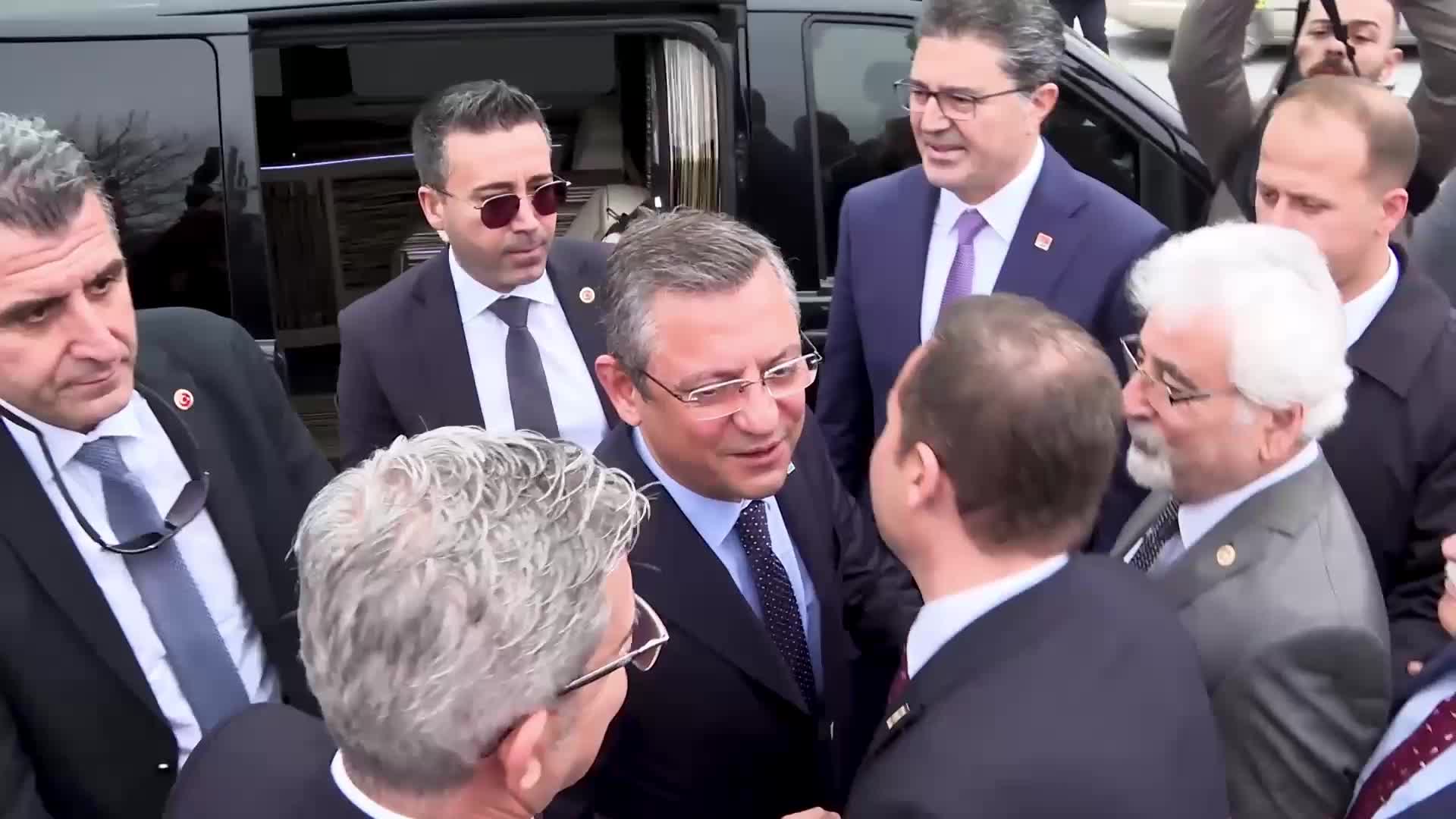 ÖZGÜR ÖZEL: “İSMAİL OK’UN MİLLİ İRADE HIRSIZLIĞINA KARŞI BALIKESİR, BİR CEVAP VERECEK. YANLARINA MI BIRAKACAK? BALIKESİR BÜYÜKŞEHİR BELEDİYESİ, AK PARTİ’NİN YANINA MI KALSIN”