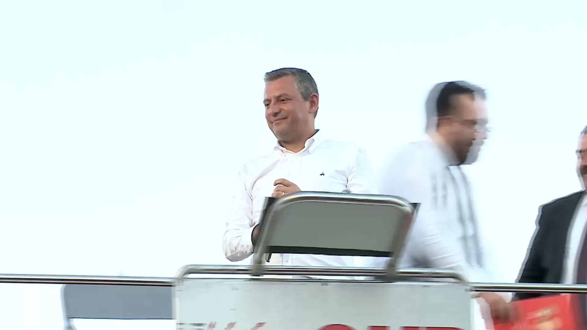 Özgür Özel, Malatya’da... “CHP Mehmet Şimşek ile bir araya geldiğinde, AK Parti iktidarının yükünü sırtlamaya gitmiyor”