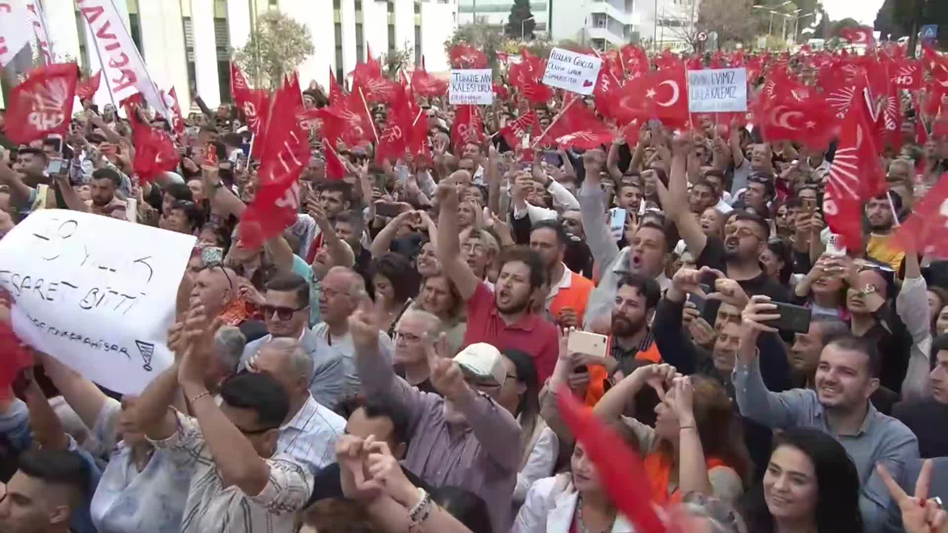 ÖZGÜR ÖZEL: "MİLLETİMİZDEN BİR KREDİ ALDIK. BU KREDİ TÜKETİCİ DEĞİL, YATIRIM KREDİSİDİR. SEÇMENİN BU KREDİSİNİ DOĞRU DEĞERLENDİRMEK İÇİN EN İYİ HİZMETİ YAPMAK VE ÖRGÜT OLARAK ÇOK ÇALIŞMAK ZORUNDAYIZ"