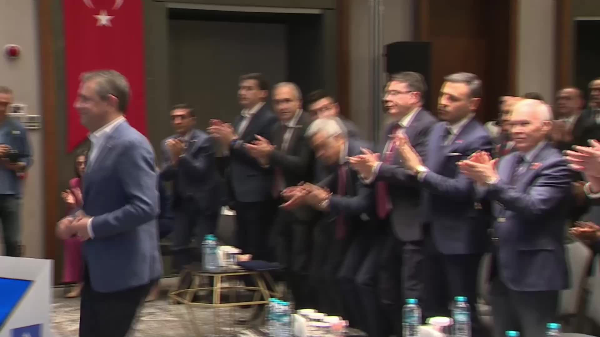 Özgür Özel: "Milletvekillerine en iyi hastanelerde tedavi imkanı sağlayan devletin, bundan şehit aileleri ve gazilerimizi mahrum bırakması kesinlikle düşünülemez"