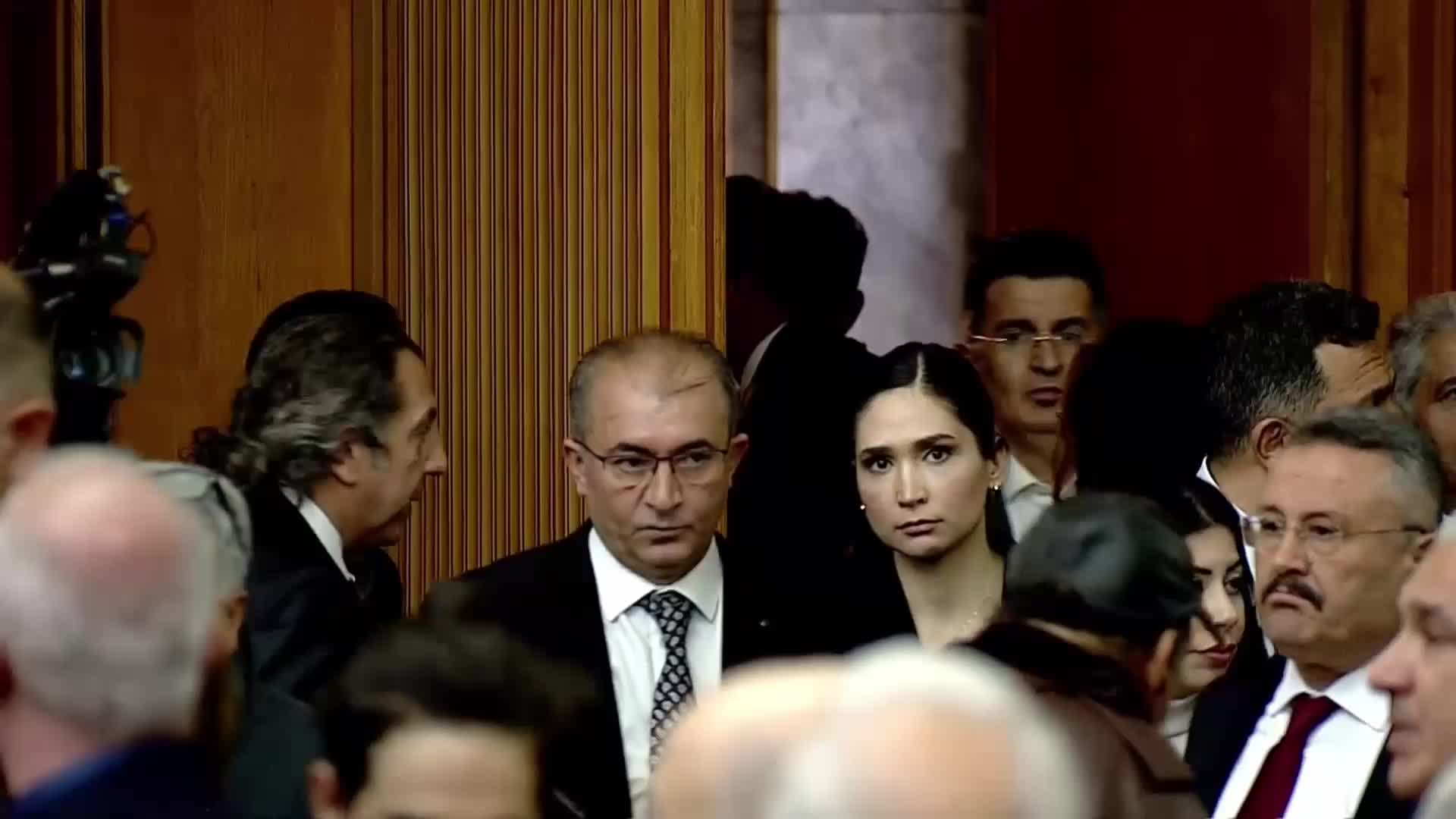 ÖZGÜR ÖZEL: “ŞEHİTLERİMİZİN GELDİĞİ GECE, BAZI LİDERLERE TELEFON AÇIP BAZI LİDERLERİ ARAMAMAYA KALKARSANIZ HER ŞEY OLABİLMİŞSİNİZ DEMEKTİR, AMA DEVLET ADAMI, İNSANI OLAMAMIŞSINIZ DEMEKTİR”