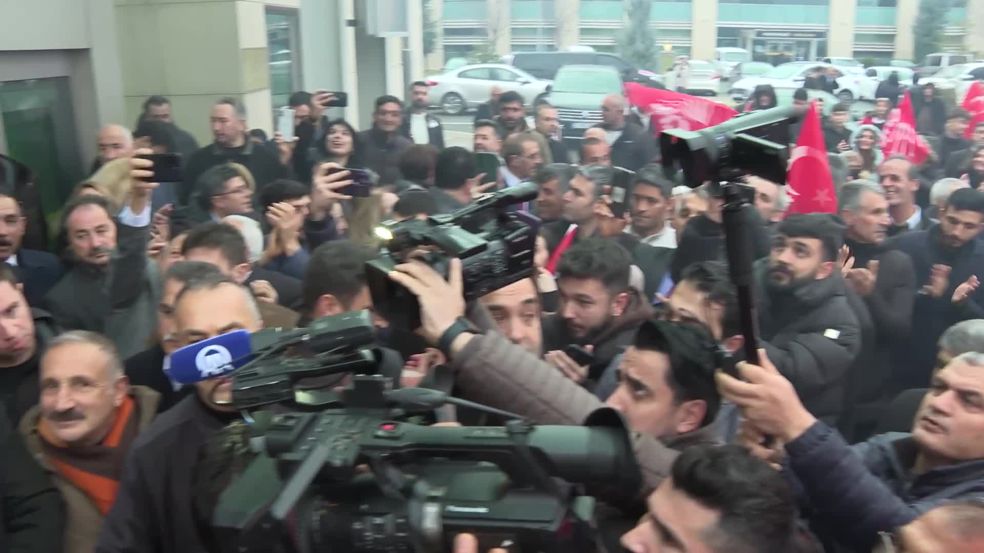 ÖZGÜR ÖZEL’DEN ERDOĞAN’A: “TUTTURMUŞ BİR DEM. ERDOĞAN, MİLLETİN DERDİ DEM DEĞİL, ZAM. DEM’İ BIRAK DA ZAMMA BAK.  EN DÜŞÜK EMEKLİ MAAŞINI ASGARİ ÜCRET YAPMADAN KARŞIMA GELME. SENİNLE MUHATAP OLMUYORUM”