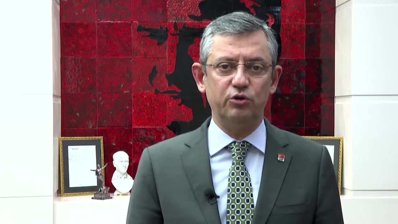 ÖZGÜR ÖZEL’DEN MİLLİ SAVUNMA BAKANI GÜLER’E “TUZLA PİYADE OKULU” TEPKİSİ: “YA AKLINI BAŞINA ALACAK YA DA BİZ ONUN AKLINI BAŞINA GETİRECEĞİZ”