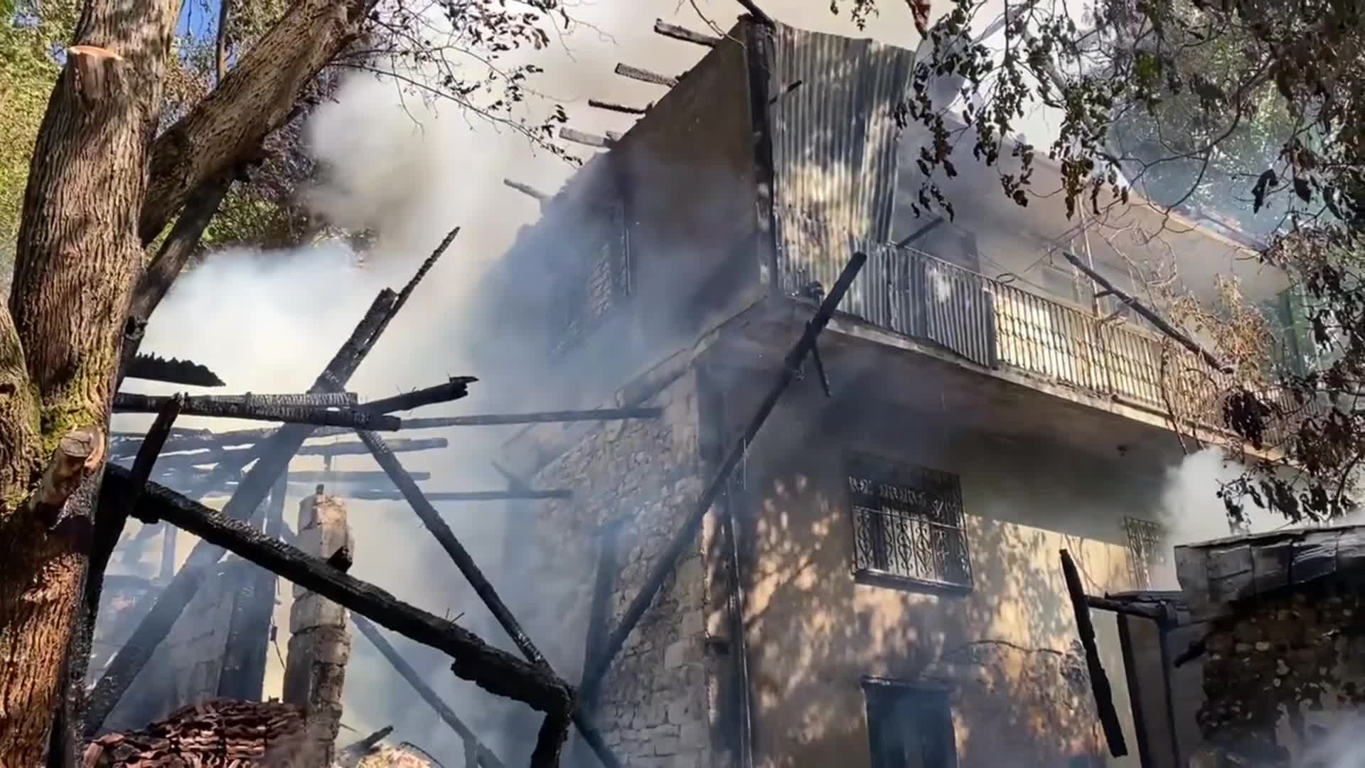SAFRANBOLU’DA İKİ KATLI EV ALEVLERE TESLİM OLDU