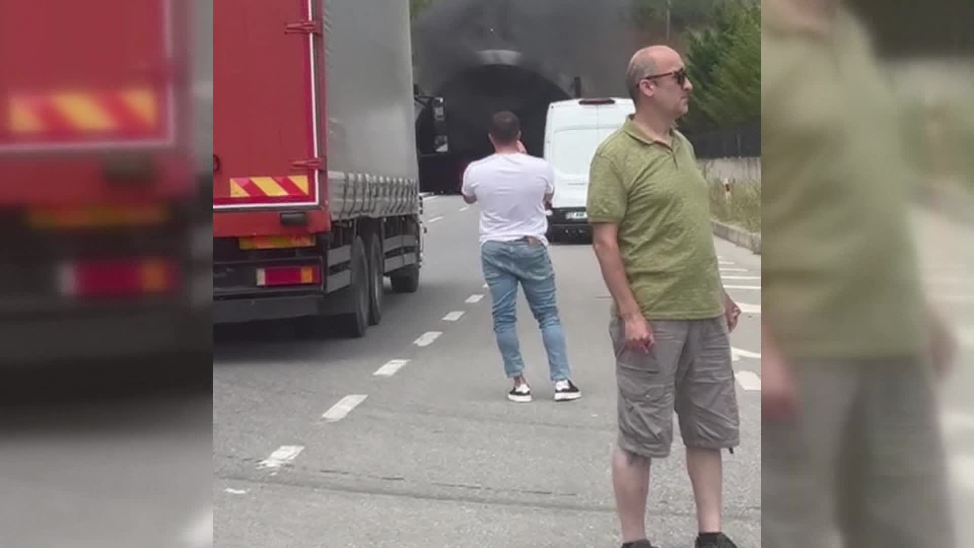 Sinop’ta duvara çarpan araç yandı: 2 yaralı