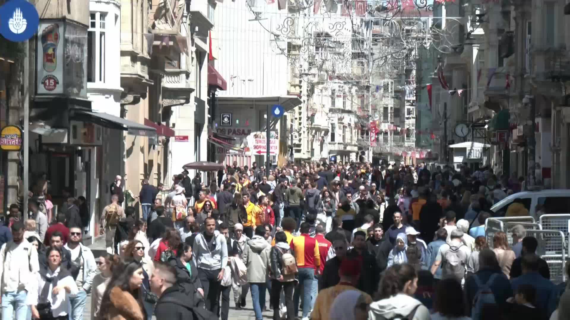 SİYASİLERİN ŞATAFATLI YAŞANTISINA VATANDAŞLAR TEPKİLİ: ''KEMER SIKA SIKA 75 KİLODAN 60 KİLOYA DÜŞTÜM''