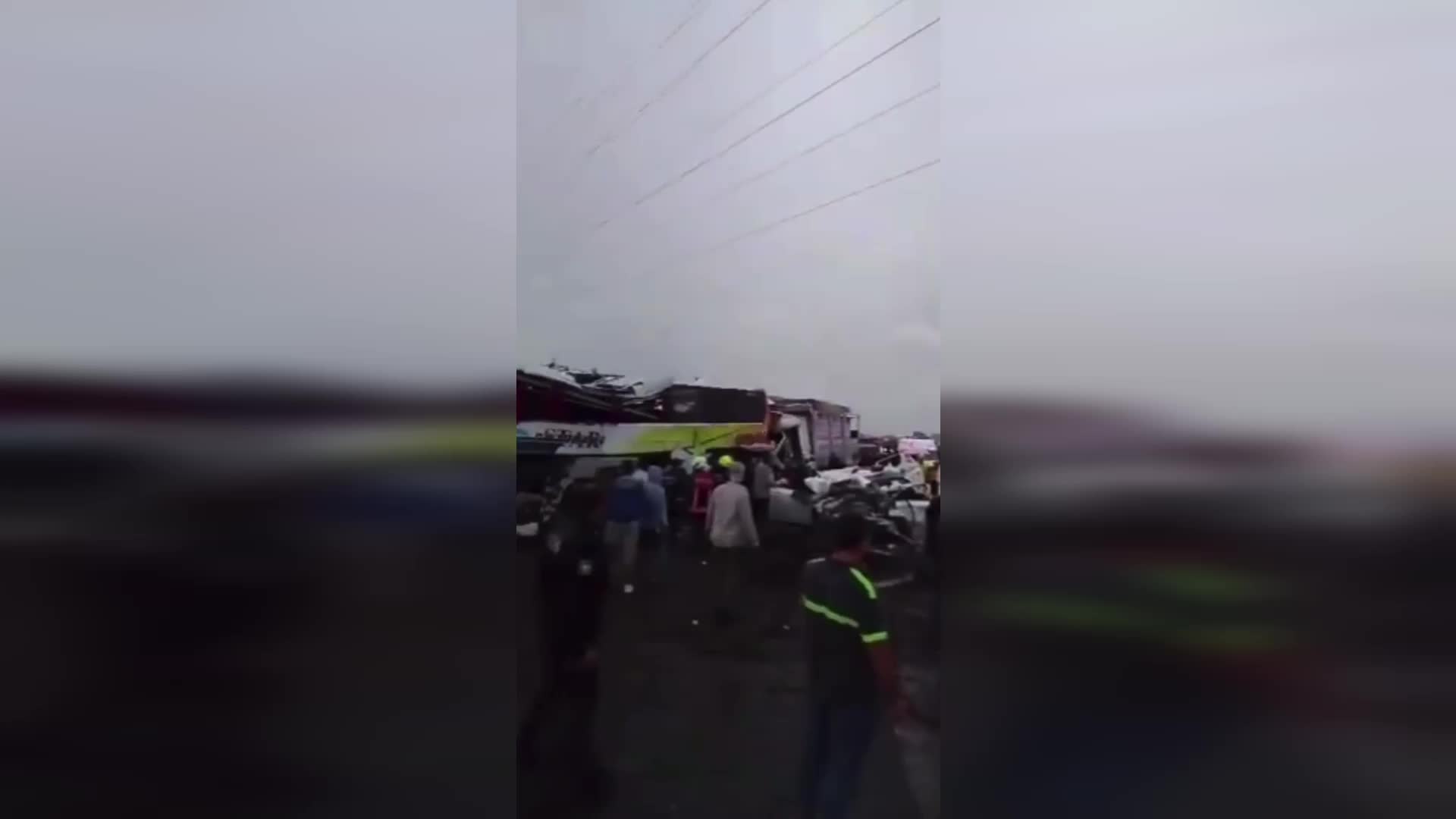 TAG Otoyolu'nda zincirleme trafik kazası: 10 ölü, 30 yaralı