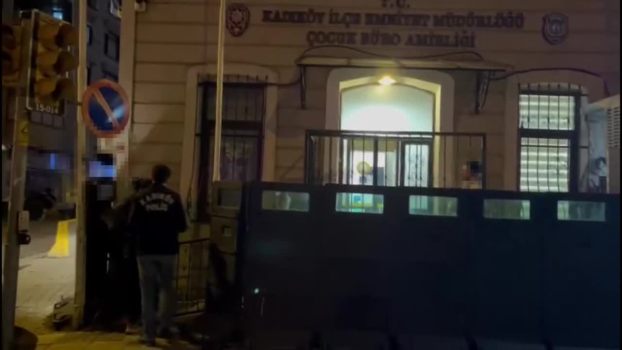 TAKSİCİYİ BIÇAKLAYIP GASP EDEN 3 ŞÜPHELİDEN 2’Sİ SERBEST BIRAKILIRKEN  1’İ TUTUKLANDI 