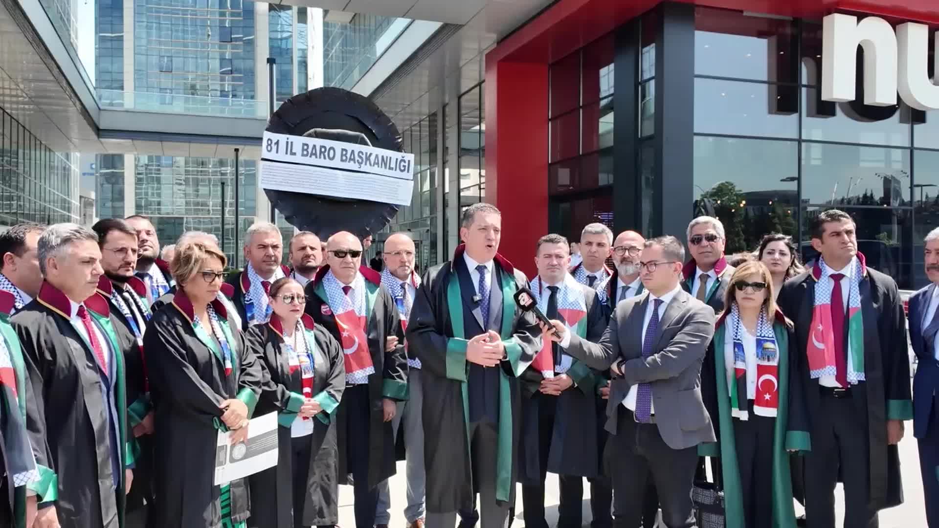TBB, İsrail'in Gazze ve Refah saldırılarını protesto için İsrail Büyükelçiliği'nin önüne siyah çelenk bıraktı 