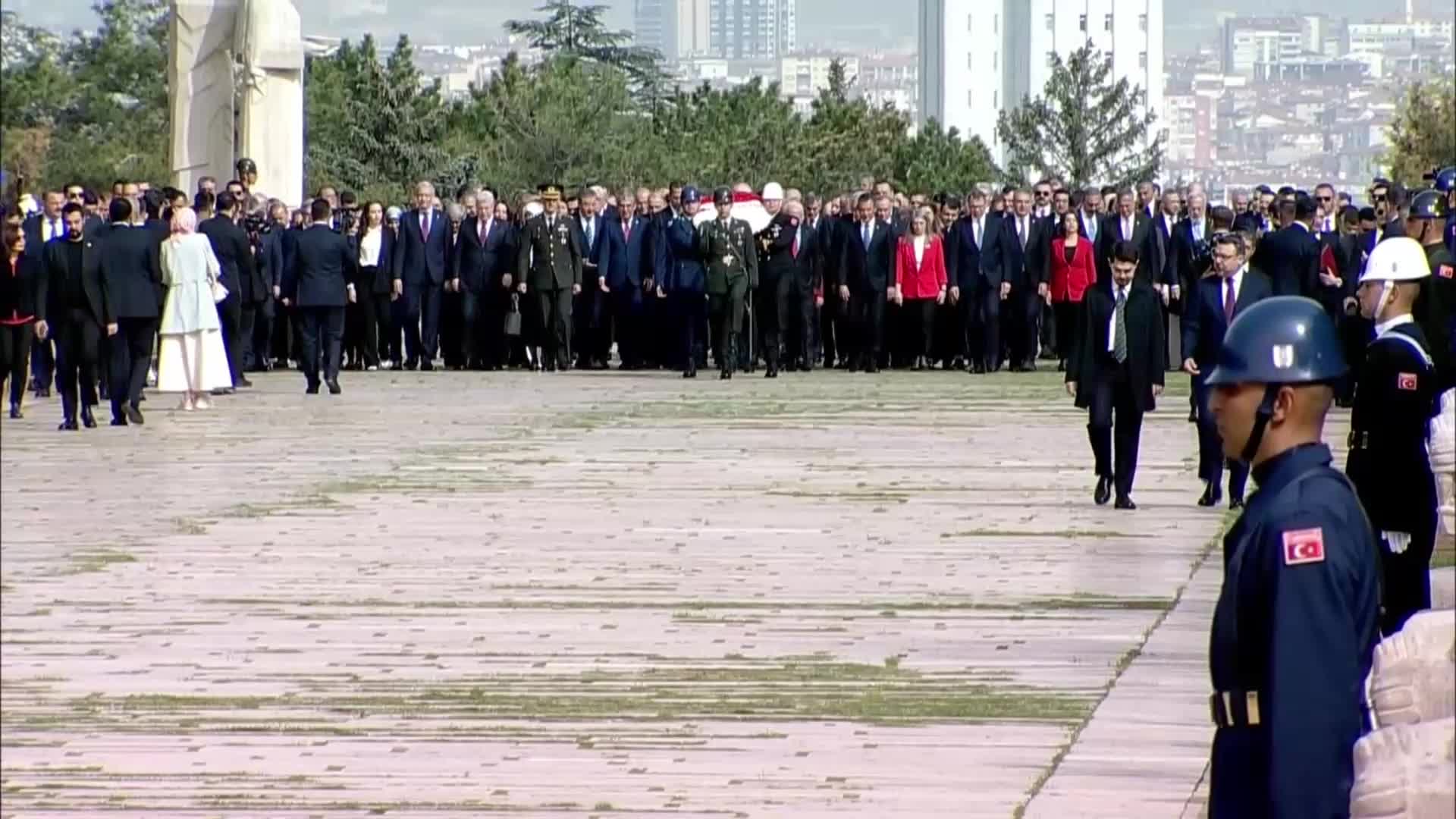 TBMM BAŞKANI KURTULMUŞ VE DEVLET ERKANI ANITKABİR'İ ZİYARET ETTİ