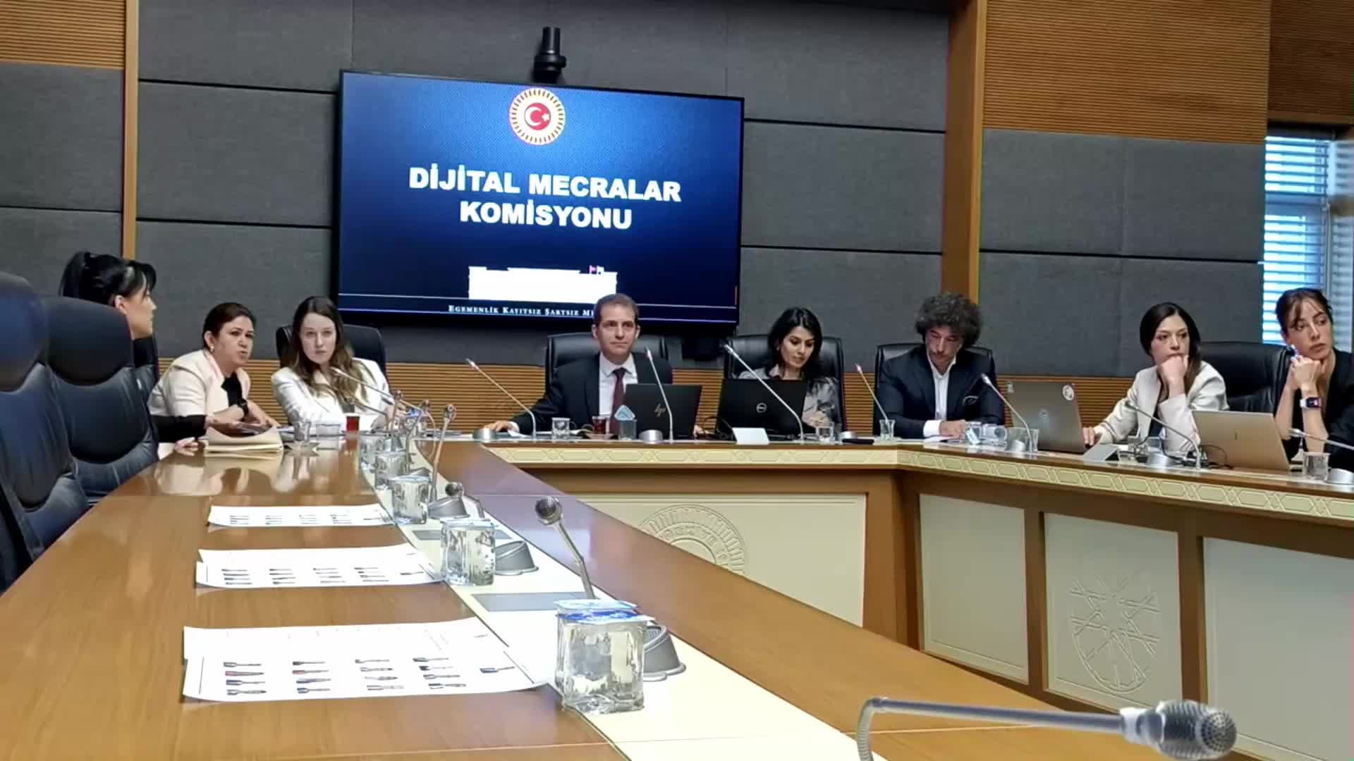 TBMM Dijital Mecralar Platformu Komisyonu'nda Google’a tepki: "Türkiye'ye nasıl bir model öngörüyorsunuz? İnsan iki cümle söylemez mi?" 