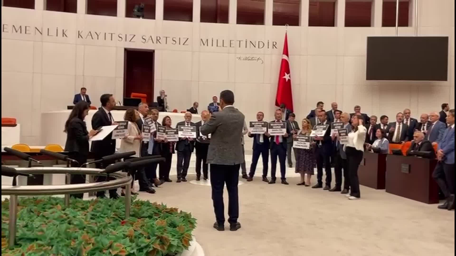 TBMM Genel Kurulu'ndaki "Hakkari'ye kayyum" protestosu sırasında, AKP ve DEM Parti milletvekilleri arasında arbede yaşandı