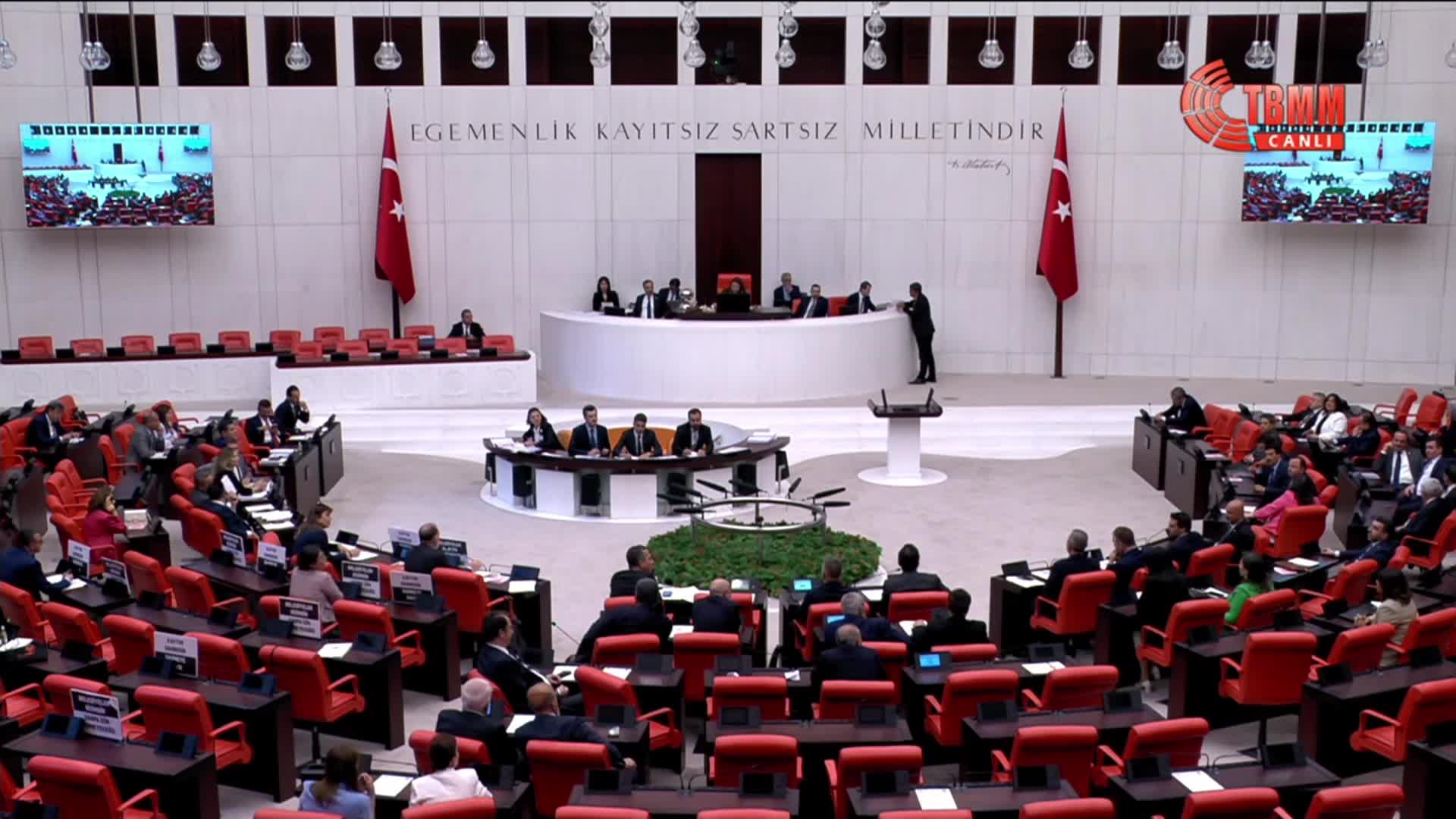 TBMM'de DEM Partili ve AKP'li milletvekilleri arasında "küfür" tartışması... 