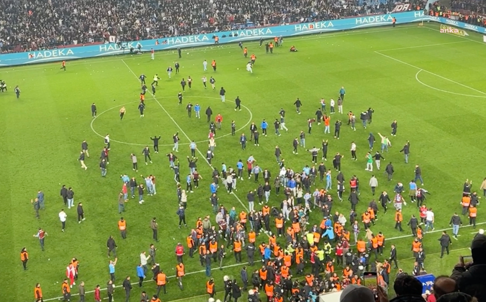 TFF, TRABZONSPOR-FENERBAHÇE MAÇINDA ÇIKAN OLAYLARLA İLGİLİ FENERBAHÇELİ 3 FUTBOLCU İLE 2 GÖREVLİ, TRABZON SPOR KULÜBÜ VE ANTRENÖRÜNÜ PFDK’YA SEVK ETTİ, FENERBAHÇE YÖNETİMİ TEPKİ GÖSTERDİ