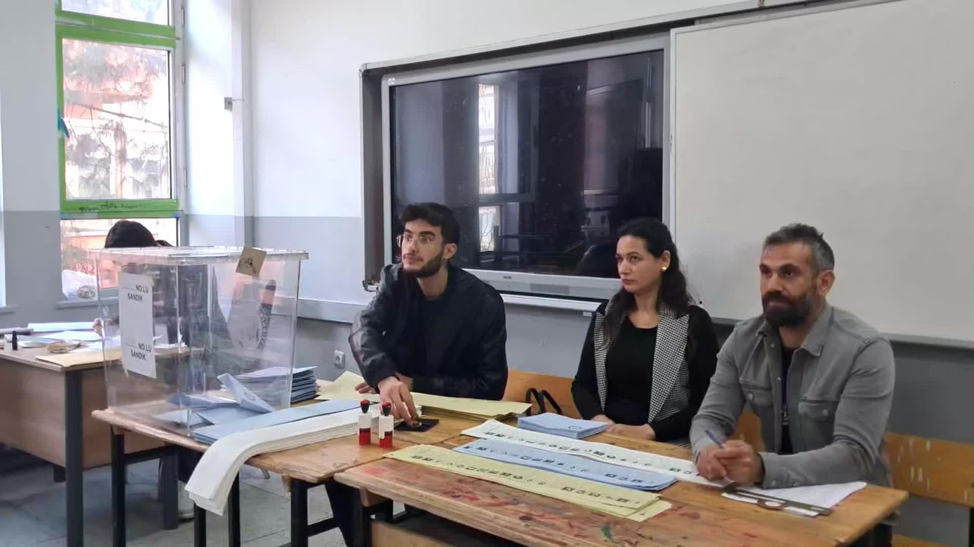 TÜRKİYE SANDIK BAŞINDA, OY VERME DOĞUDA 07.00'DE BATIDA 08.00'DE BAŞLADI