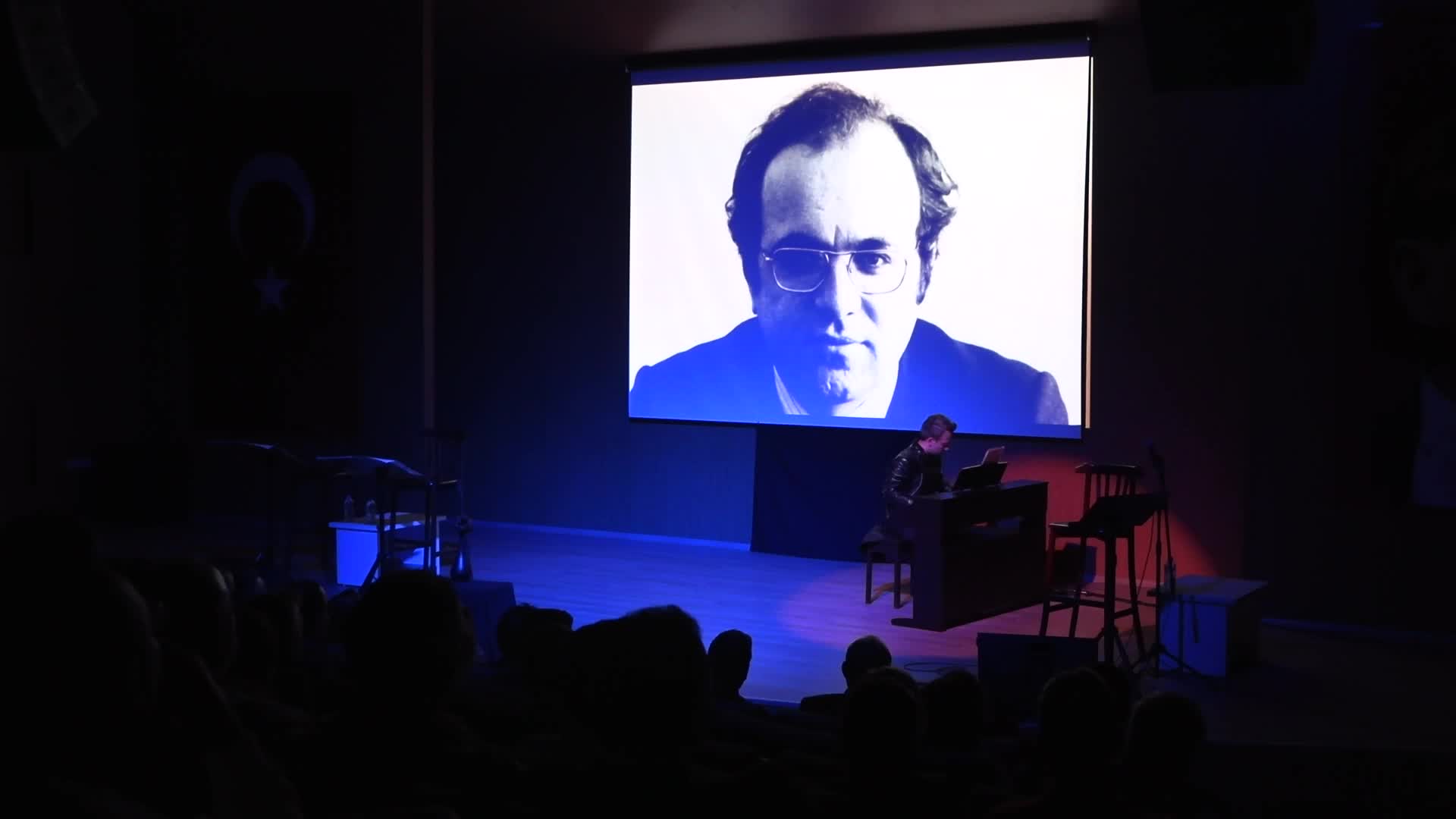 UĞUR MUMCU, “UNUTMA BİZİ” OYUNUYLA KARABAĞLAR’DA ANILDI