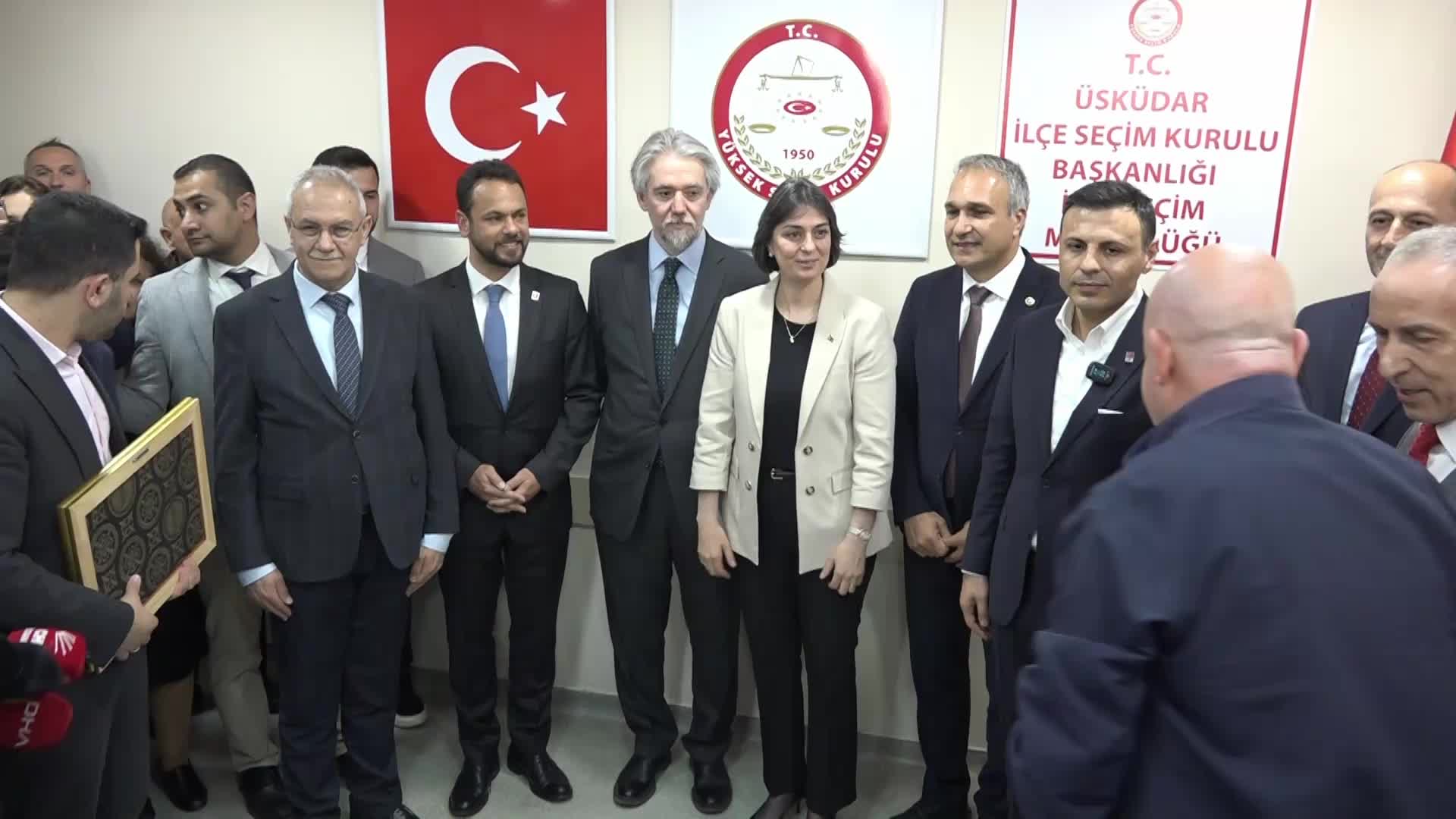 ÜSKÜDAR’IN YENİ BAŞKANI SİNEM DEDETAŞ MAZBATASINI ALDI: “GÜVENİNİZE LAYIK OLMAK İÇİN ÇOK ÇABALAYACAĞIZ”