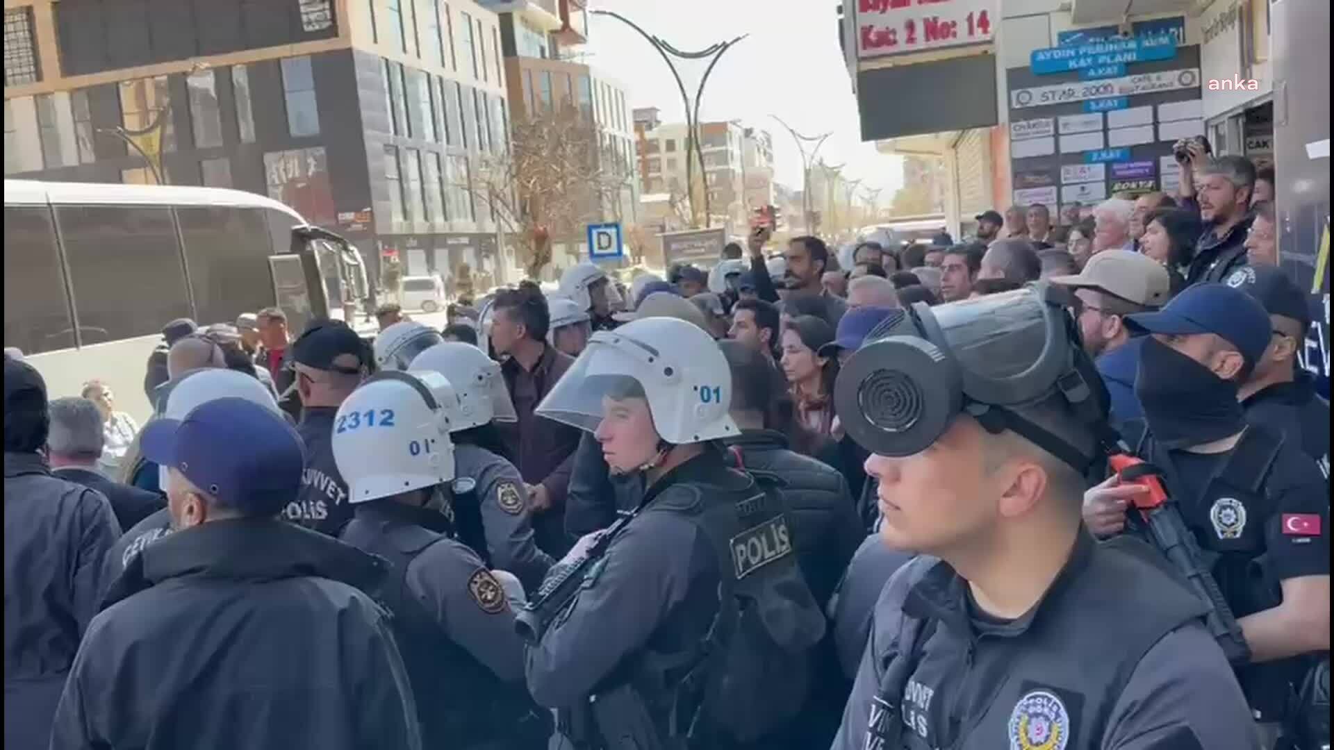VAN’DA PROTESTOLARDA GÖZALTINA ALINAN 18 YAŞINDAKİ MUHAMMET ORHAN TUTUKLANDI