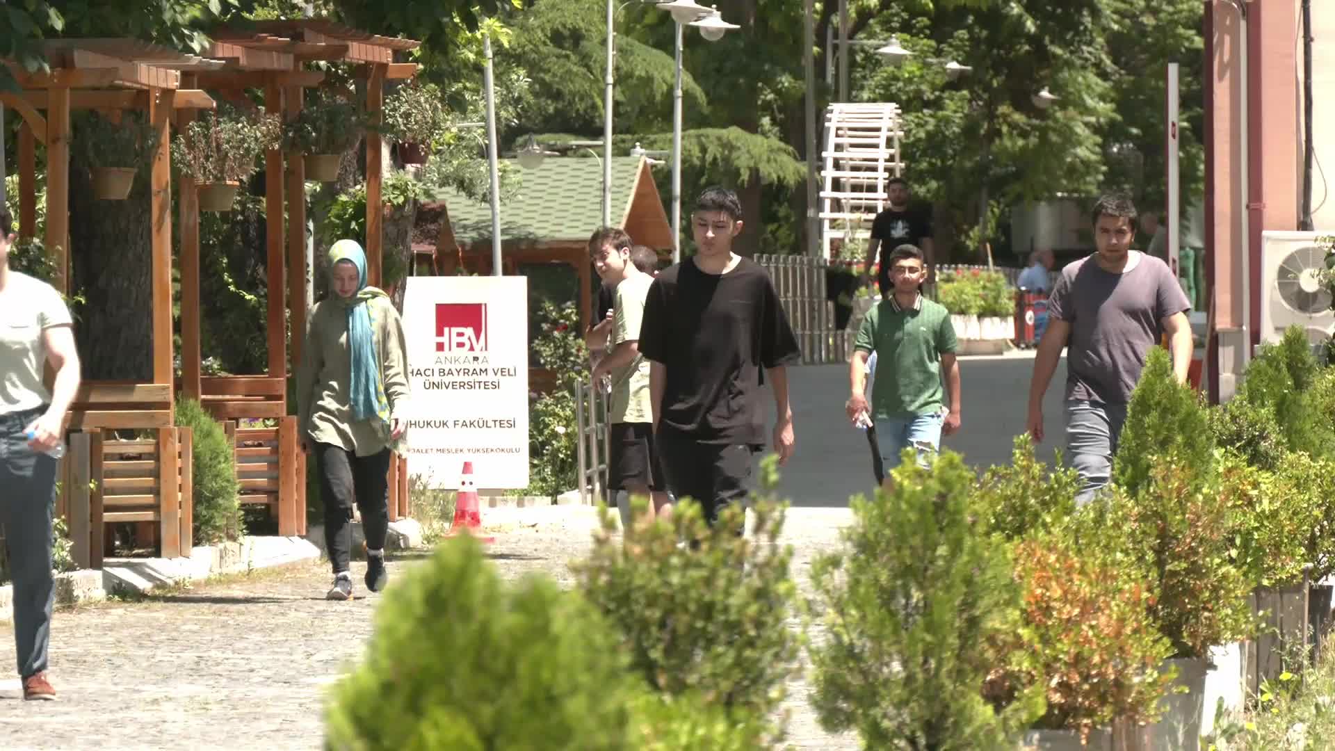 YKS'nin birinci oturumu TYT'ye giren adaylar, matematik sorularının zorluğuna dikkati çekti