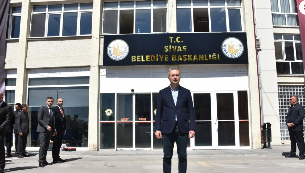 Sivas Belediyesi’nin tabelasına 'T.C.' ibaresi eklendi
