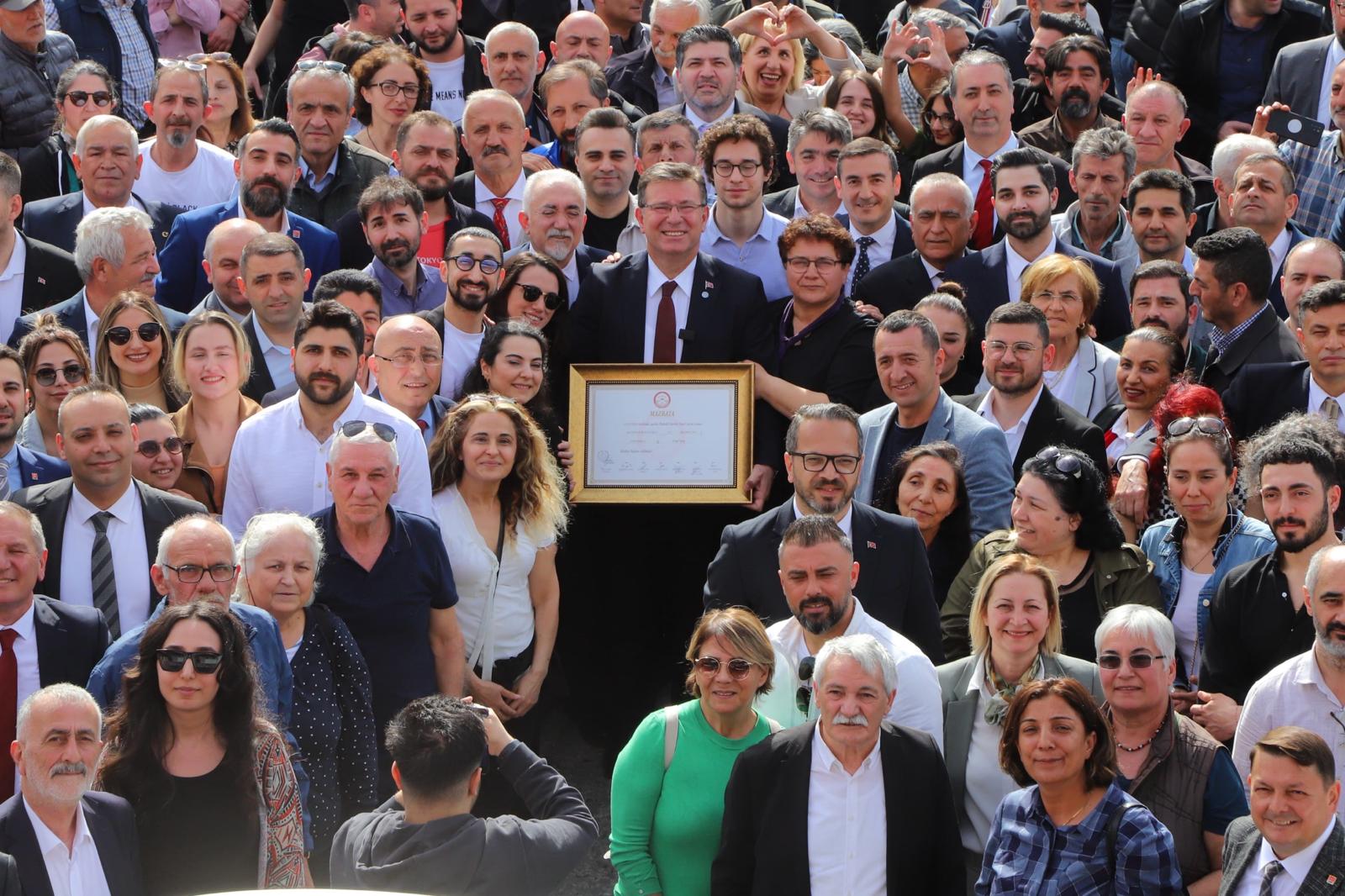 Sarıyer Belediye Başkanı Mustafa Oktay Aksu, mazbatasını alarak görevine başladı