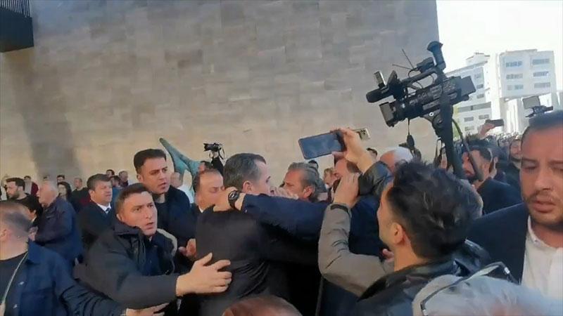 Özgür Özel'e Saldırı: İstanbul Başsavcılığı Soruşturma Başlattı