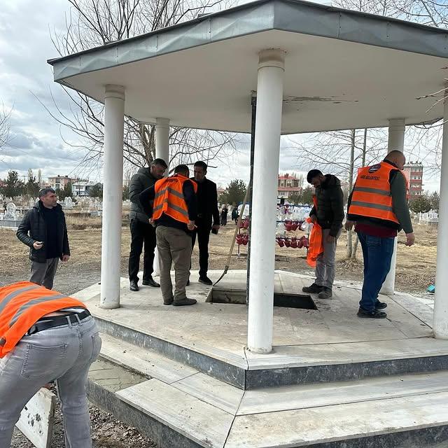Kars Belediyesi Mezarlıklarda Ramazan Bayramı Öncesi Temizlik Çalışmalarını Sürdürüyor