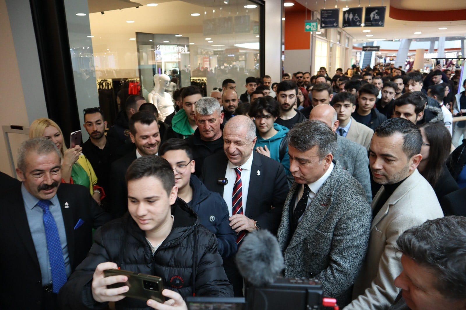 Zafer Partisinden Esenyurt Çıkartması