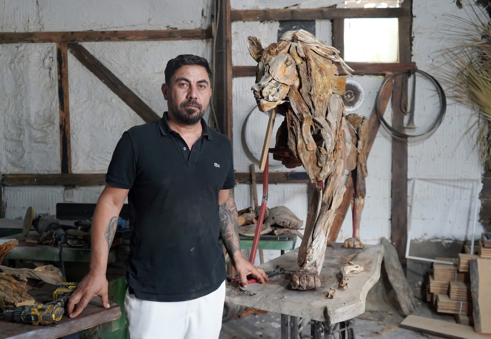 Sanatıyla Ölümsüzleştirdi: Driftwood Sanatçısı Osman Dönmez, Öldürülen Aslan Zeus’un Heykelini Yaptı