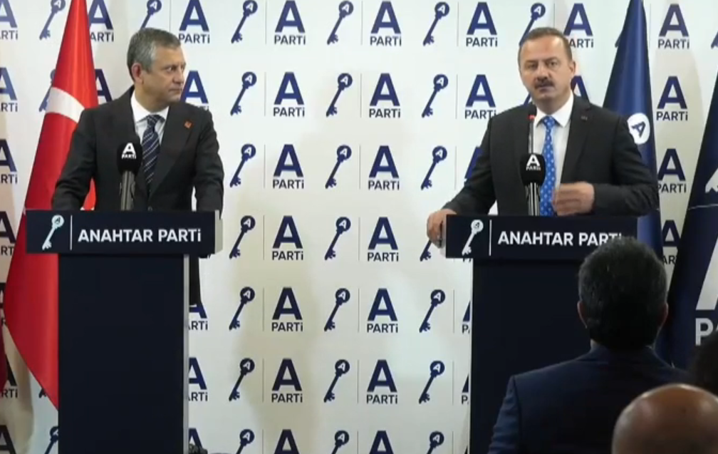 Özgür Özel’den Anahtar Parti Ziyareti : “AK Parti Ülkeyi Yönetemiyor, Paçalarından Acemilik Akıyor”