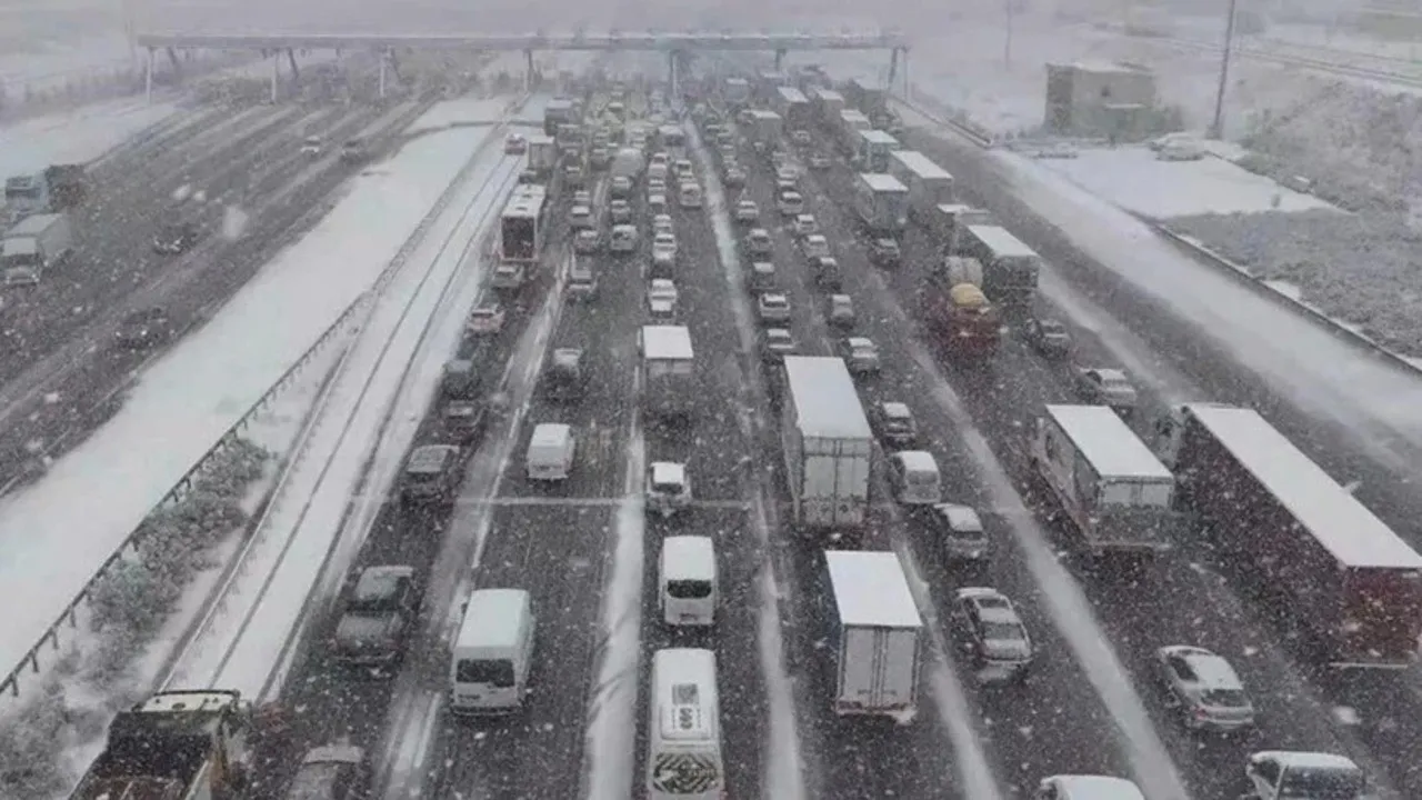 İstanbul’da Kar Yağışı Trafiği Felç Etti