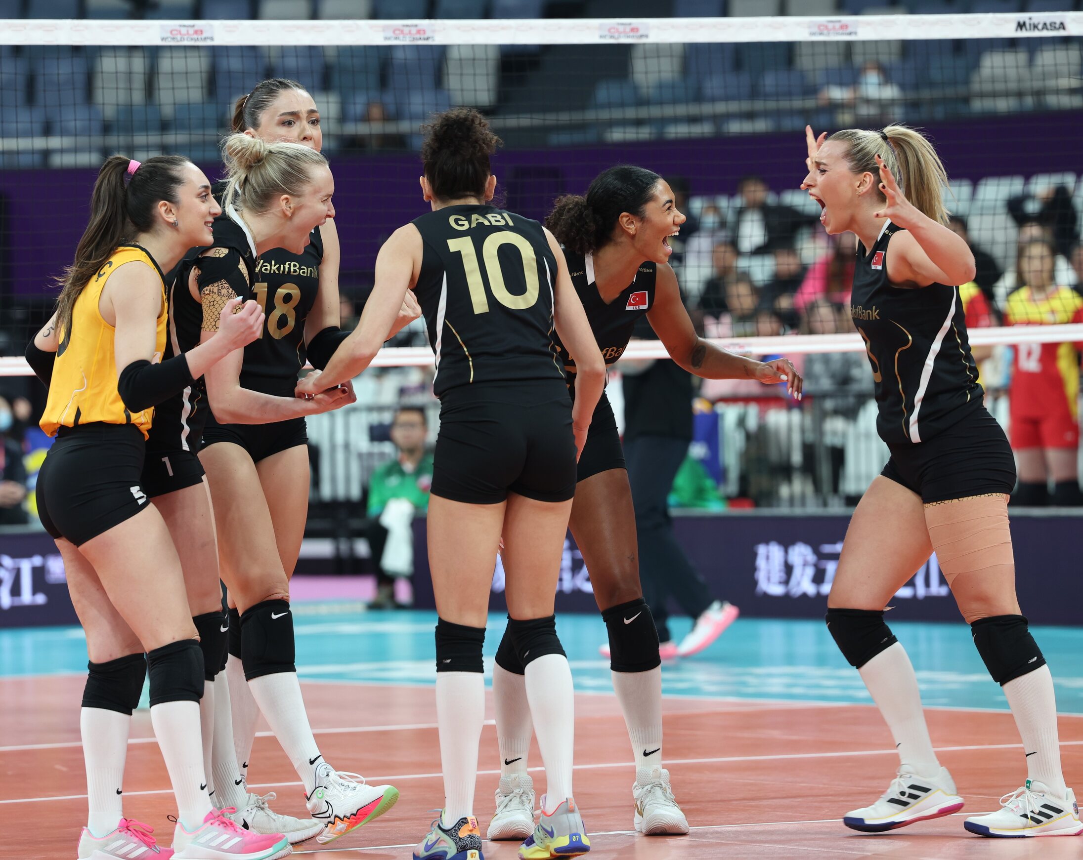 VakıfBank, Kulüpler Dünya Şampiyonası'nda üst üste 3. kez finalde!