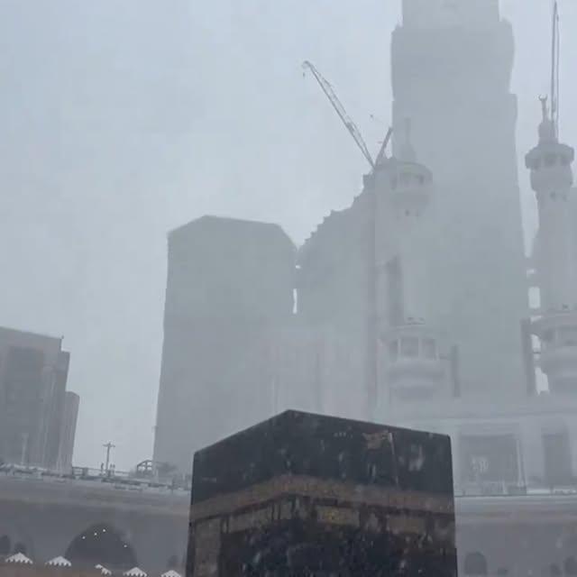 Suudi Arabistan'da Yağmurla Birlikte Kâbe Tavafı