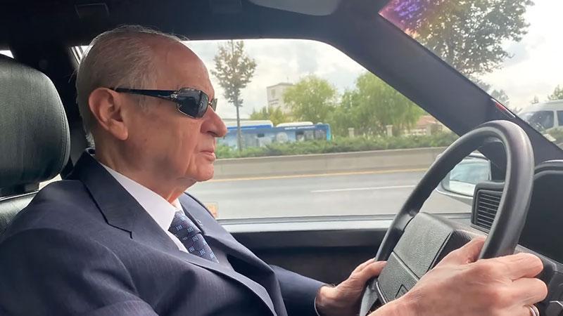 Devlet Bahçeli'nin Klasik Otomobil Keyfi: Ferdi Tayfur Eşliğinde Nostaljik Bir Gezinti