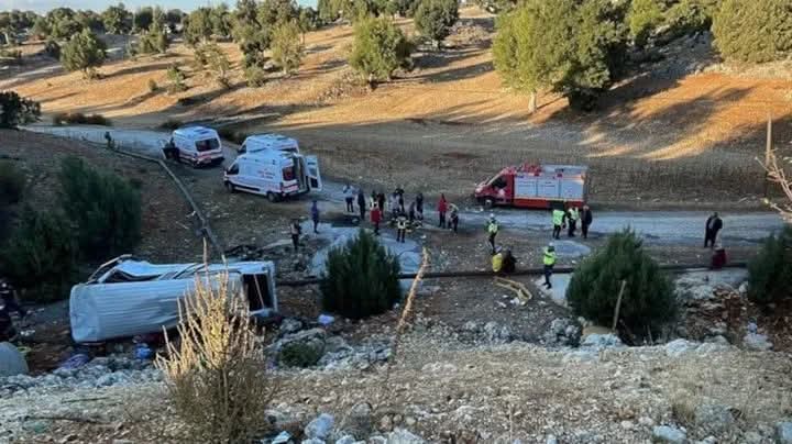 Mersin’de Feci Kaza: Tarım İşçilerini Taşıyan Minibüs Şarampole Devrildi – 5 Ölü, Çok Sayıda Yaralı!