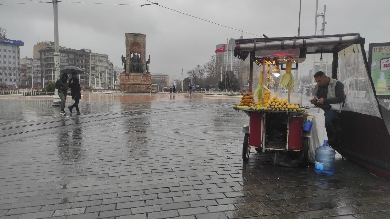 İstanbul'da Soğuk ve Yağışlı Hava Koşulları Hayatı Zorluyor