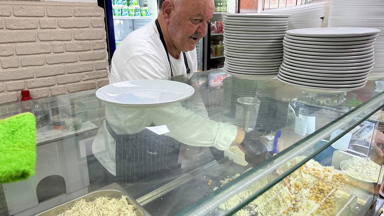 İstanbul’un “Gariban Pilavcısı”na Yoğun İlgi: Pilavcı Haluk Baba Gönülleri Kazandı!