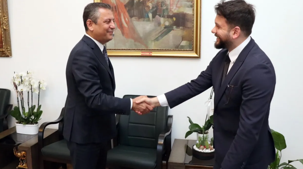 Özgür Özel, Eski Yeni Şafak Muhabiriyle TBMM'de Buluştu: Siyasetin Yumuşak Adımları Masada