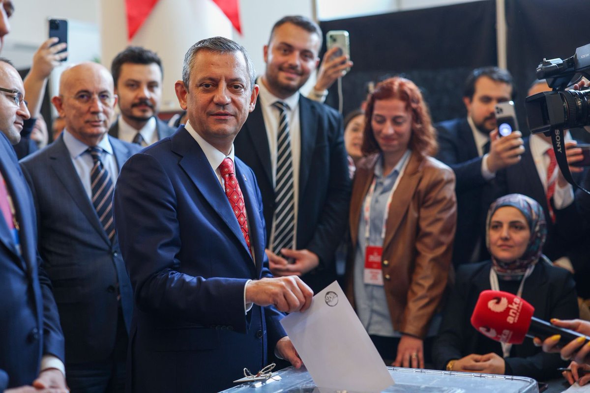 CHP'de Oy Kullanımı Tamamlandı: Özgür Özel Liderlik İçin Seçmenle Buluştu