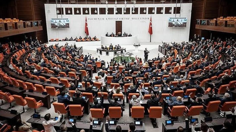 TBMM'de kabul edilen kanun teklifiyle turizm sektöründe yeni düzenlemeler yürürlüğe giriyor.