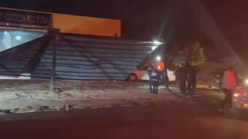Kozan'da Fırtına İş Yerinin Sundurmasını Söktü